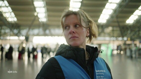 Abschiebebeobachterin Merle Abel am Hamburger Flughafen © Screenshot 