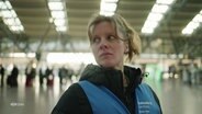 Abschiebebeobachterin Merle Abel am Hamburger Flughafen © Screenshot 