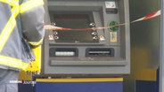 Ein Geldautomat der Postbank ist mit rot-weißem Band abgesperrt. © Screenshot 