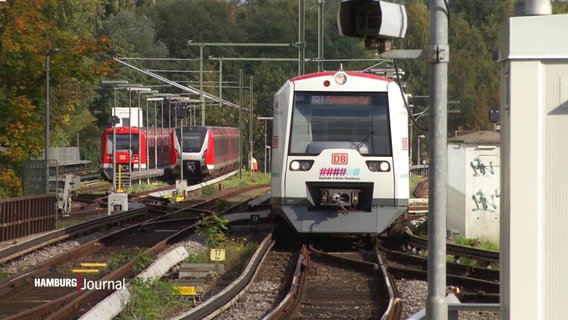 Die S-Bahn S21 ist mit dem neuen Digitalitäts-Schriftzug und Hashtags versehen. © Screenshot 