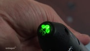 Der Diagnosestift mit grün leuchtenden LED-Lämpchen in der Spitze. © Screenshot 