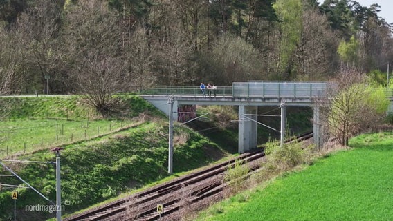 Eine Brücke über Bahngleisen. © Screenshot 