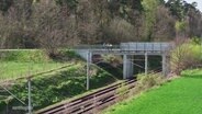 Eine Brücke über Bahngleisen. © Screenshot 