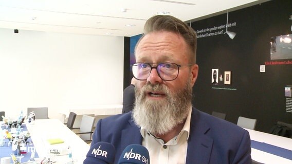Verkehrsminister Claus Ruhe Madsen im Interview. © Screenshot 