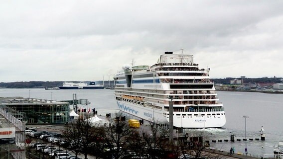 Ein Kreuzfahrtschiff legt ab. © Screenshot 