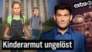 Zwei Kinder mit leeren Hosentaschen vor einem Wohnblock, daneben Moderator Christian Ehring. (extra 3 vom 11.04.2024 im Ersten) © NDR 