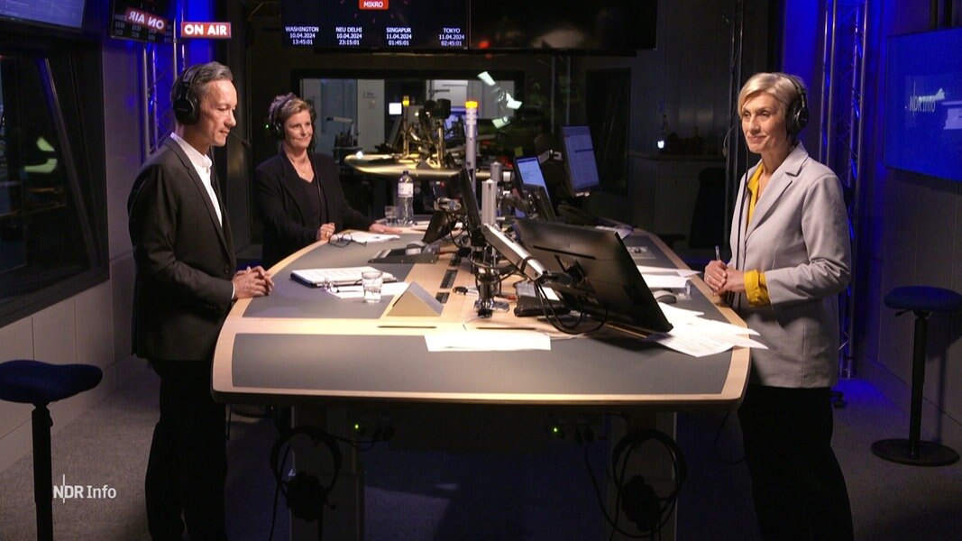 Susanne Strichler mit Gästen im Studio von NDR Info. Sie moderiert die NDR Info Redezeit.