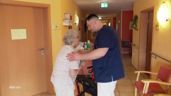 Ein Pfleger hat ein offenes Ohr für das Anliegen einer Seniorin. © Screenshot 
