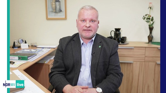 Der ehrenamtliche Bürgermeister von Grabowhöfe, Enrico Malow, in seinem Büro. © Screenshot 