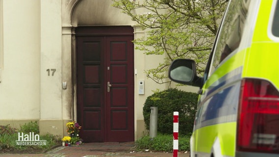 Ein Streifenwagen steht nach dem Brandanschlag vor der Synagoge in Oldenburg. © Screenshot 
