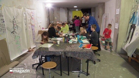 Kinder und Jugendliche bereiten eine Ausstellung im VersuchsHaus Lübeck vor. © Screenshot 