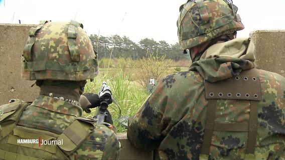 Zwei Reservisten bei einer Schießübung. © Screenshot 