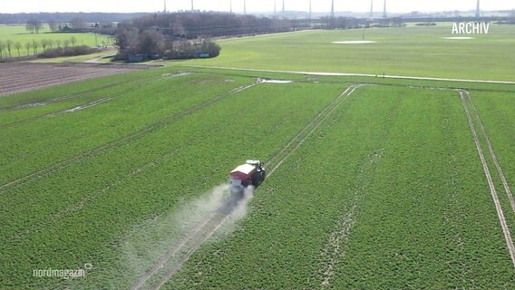 Ein Traktor fährt über ein grünes Feld. © Screenshot 