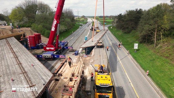 An der A7 in Owschlag werden Stahlträger für eine neue Brücke eingesetzt. © Screenshot 