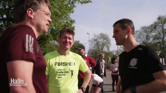 Marathonläufer im Gespräch. © Screenshot 