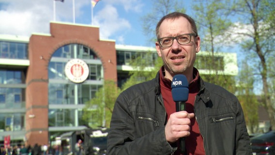 NDR Sport-Reporter Jörg Naroska berichtet live vorm Millerntor-Stadion in Hamburg am 14.04.2024. © Screenshot 