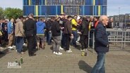 Fußballfans bei der Einlasskontrolle zum Stadion. © Screenshot 