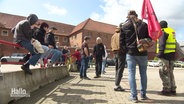 Demonstrant:innen vor dem Frauengefängnis in Vechta. © Screenshot 