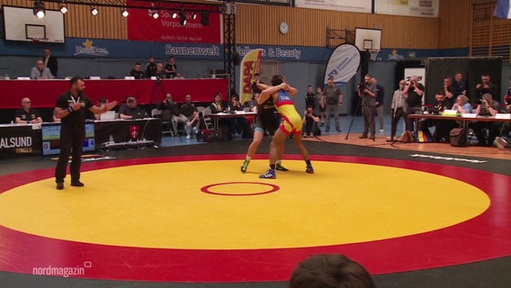 Junge Ringer stehen im Ring und kämpfen um die deutsche Meisterschaft. © Screenshot 