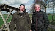 Rigo Schmidt und Frank Truckenbrodt aus Lalendorf stehen vor einer überdachten Picknickbank. © Screenshot 