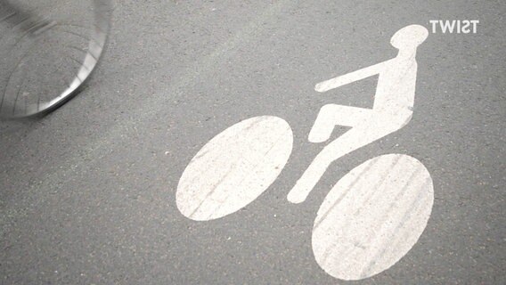 Zur Markierung des Radwegs ist ein Fahrrad-Piktogramm auf dem Asphalt zu sehen. © Screenshot 