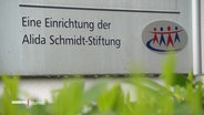 Ein Schild steht vor einer Einrichtung der Alida-Schmidt-Stiftung. © Screenshot 