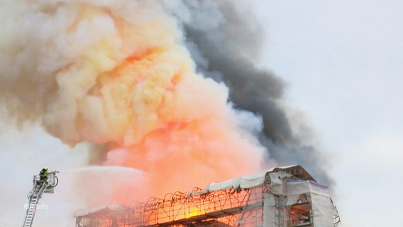 In der historischen Börse in Kopenhagen ist ein Brand ausgebrochen. © Screenshot 