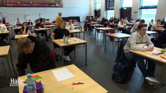 Schülerinnen und Schüler während einer Abiturprüfung. © Screenshot 