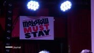 Auf einem Schild ist der Slogan "Molotow must stay" zu lesen. © Screenshot 