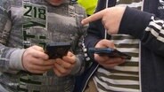 Zwei Kinder schauen auf ihre Smartphones. © Screenshot 