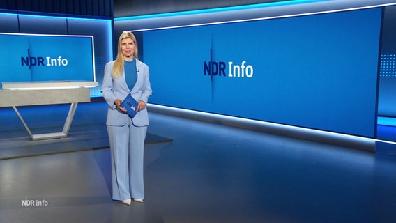 Bibiana Barth moderiert NDR Info. © Screenshot 