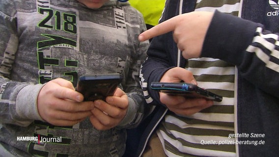 Zwei Kinder gucken auf ihre Smartphones. © Screenshot 