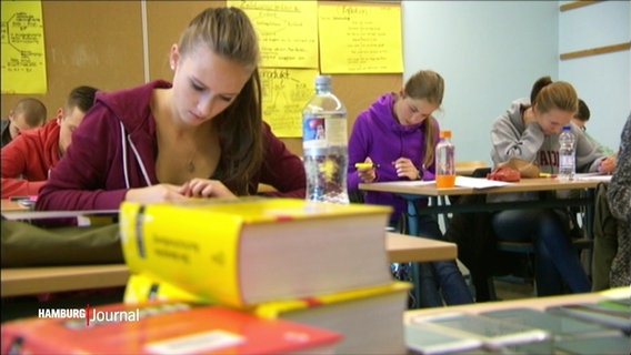 Schülerinnen bei einer Abiturprüfung. © Screenshot 