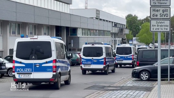 Polizeifahrzeuge auf dem Weg zur Landeszentrale der AfD © Screenshot 