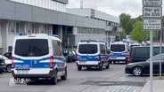 Polizeifahrzeuge auf dem Weg zur Landeszentrale der AfD © Screenshot 