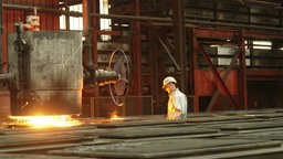 Arbeiter im Stahlwerk Bochum © NDR 
