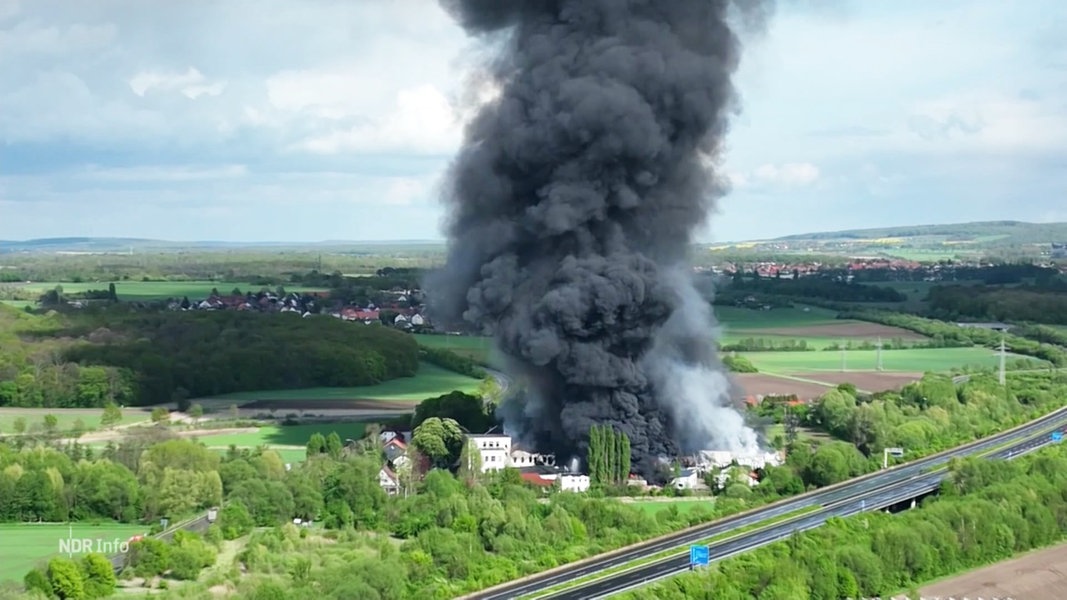 Aufnahme des Brandes einer Chemiefabrik in Braunschweig mit einer riesigen, schwarzen Rauchsäule.