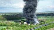 Aufnahme des Brandes einer Chemiefabrik in Braunschweig mit einer riesigen, schwarzen Rauchsäule. © Screenshot 