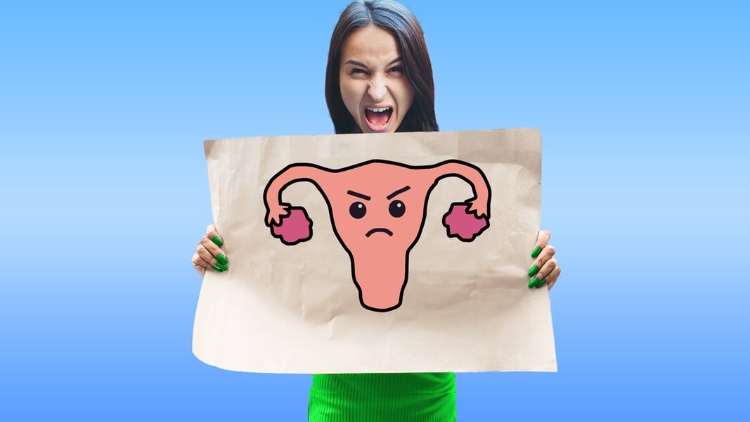 Eine wütende Frau mit einem Plakat, auf dem ein wütender Cartoon-Uterus ist. (extra 3 vom 18.04.2024 im Ersten)