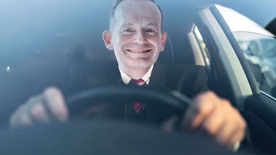 Verkehrsminister Volker Wissing hinterm Steuer eines Autos. (extra 3 vom 18.04.2024 im Ersten) © NDR 