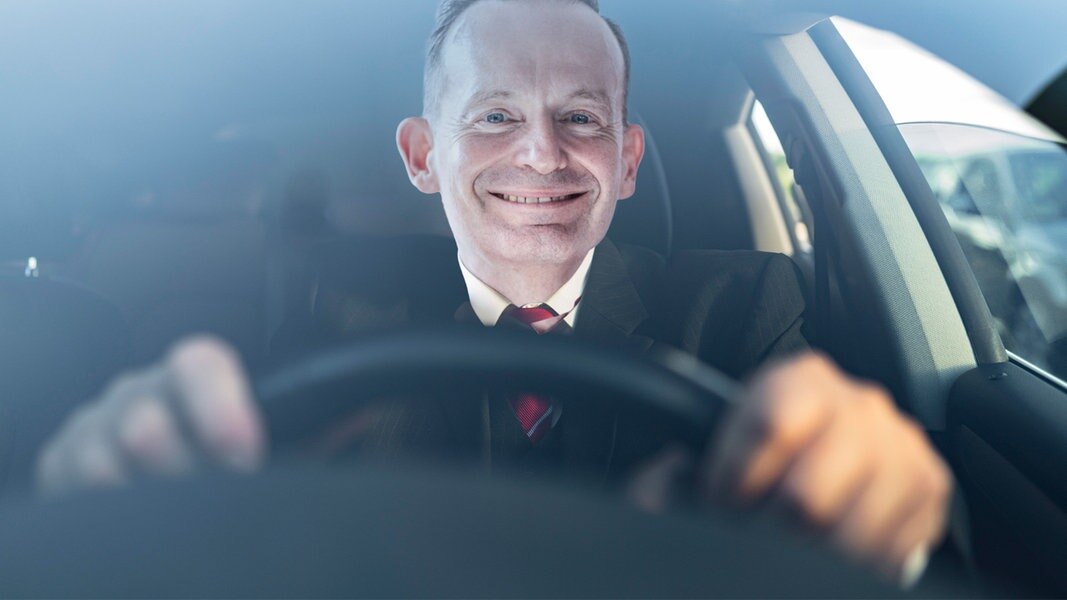 Verkehrsminister Volker Wissing hinterm Steuer eines Autos. (extra 3 vom 18.04.2024 im Ersten)