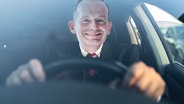 Verkehrsminister Volker Wissing hinterm Steuer eines Autos. (extra 3 vom 18.04.2024 im Ersten) © NDR 