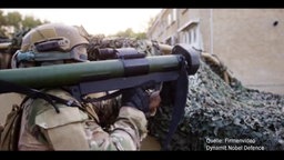 Ein Soldat hält eine Panzerfaust "Matador" auf der Schulter. Screenshot aus einem Werbefilm des Waffenherstellers Dynamit Nobel Defence. © NDR 