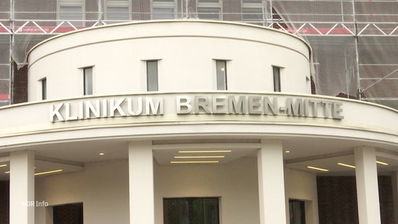 Eingang des Klinikums Bremen-Mitte mit Schriftzug. © Screenshot 