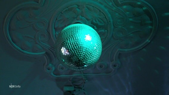 Eine Disco-Kugel die mit grünem Licht angeleutet wird. © Screenshot 