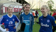 Drei junge Frauen im Interview. Zwei tragen ein Trikot von Holstein Kiel, die in der Mitte ein Trikot vom HSV. © Screenshot 