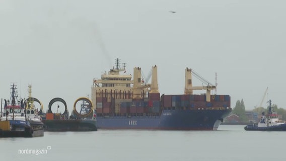 Ein Containerfrachter im Hafen. © Screenshot 