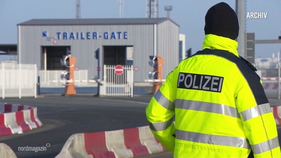 Die Polizei an einem Hafenterminal. © Screenshot 