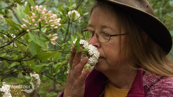 Renate Brinkers riecht an einer Blume. © Screenshot 