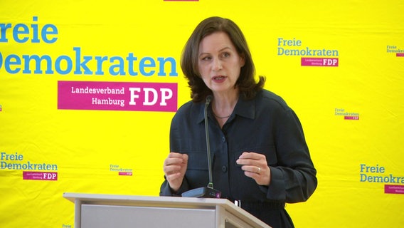 Hamburgs FDP-Chefin Sonja Jacobsen stimmt bei einem Parteitag mit einer Rede auf die anstehenden Bezirks- und Europawahlen ein. © Screenshot 